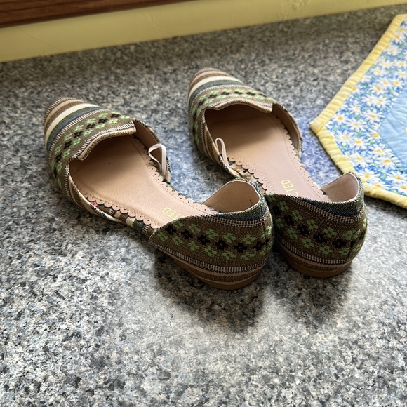Adorable Tapestry Slip ons - Picture 3 of 4